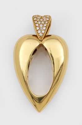 un pendentif en forme de cœur en or jaune 18 carats serti de diamants sur fond blanc