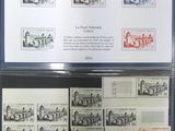 Plusieurs timbres, de styles et de tailles variés, sont exposés sur une table