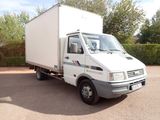 un camion blanc garé dans un parking