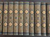 six vieux livres alignés en rangées sur une table