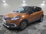 la voiture orange est garée sur le sol en damier d'un garage
