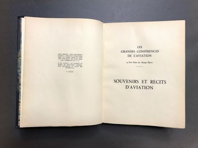 un livre ouvert posé sur une table à côté d'une table noire
