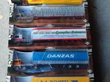 un grand nombre de trains miniatures posés sur une table