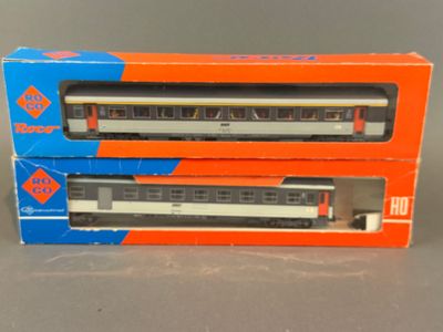 deux wagons en carton empilés l'un sur l'autre sur une table