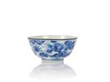 bol en porcelaine bleue et blanche orné d'un motif de dragon sur le bord