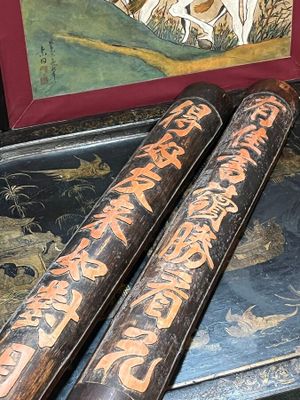 Deux sections de bambous gravées d'idéogrammes