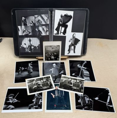 photographie en noir et blanc représentant une collection de photos de personnes posées sur une table