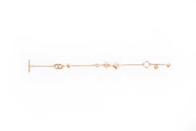 une image d'un bracelet en or sur fond blanc