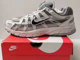 a pair of nike running shoes on top of a box