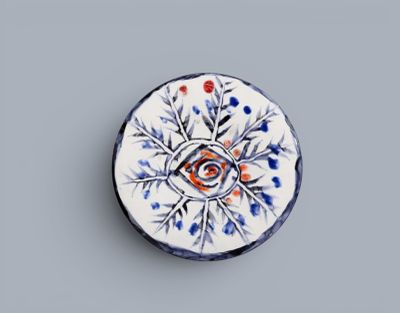 une image représentant une assiette décorative ornée d'un motif floral
