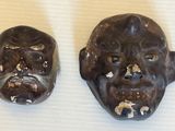 deux morceaux de chocolat posés sur une table