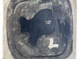 une photo en noir et blanc d'un poisson dans un bocal