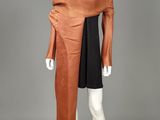un mannequin vêtu d'un manteau marron et d'une robe noire, sur un mannequin