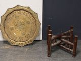 deux morceaux de bois et une plaque en laiton posés par terre