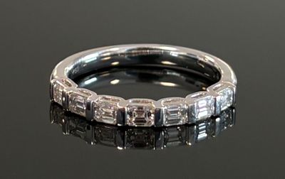 gros plan d'une bague en diamant sur une surface noire