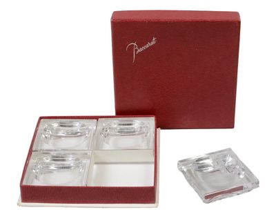 trois verres en verre transparent dans une boîte rouge avec un couvercle rouge