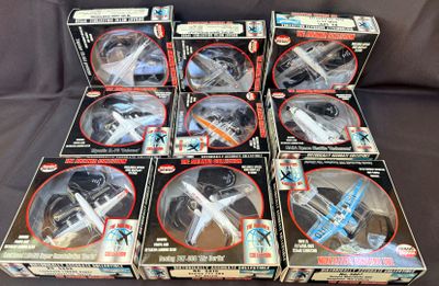 six boîtes de figurines Star Wars posées sur une surface noire