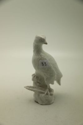 un oiseau blanc perché sur une table
