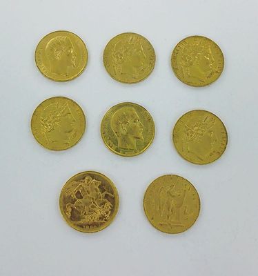 six types différents de pièces d'or sur une surface blanche