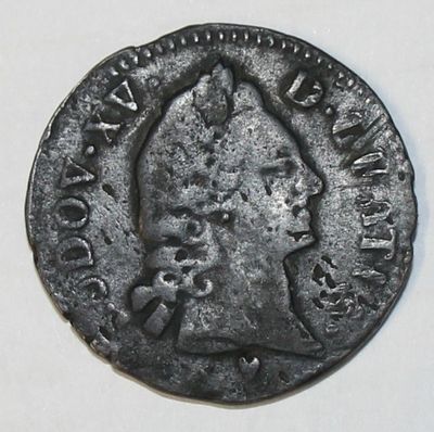 Gros plan sur une pièce d'argent portant une tête d'homme