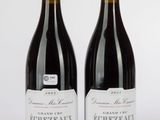 deux bouteilles de vin posées l'une à côté de l'autre sur une surface blanche