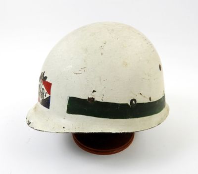 un casque blanc orné d'une bande rouge et verte