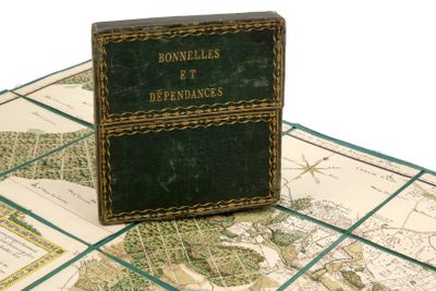 un livre posé sur une carte, sur une table