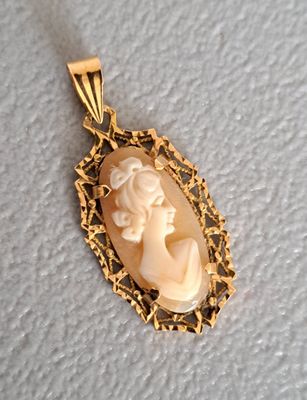 Pendentif en or jaune 18K 750 millièmes à décor d'un camée o… - Photo 1