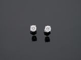 une paire de boucles d'oreilles en diamant sur un fond noir
