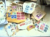 une pile de courrier posée sur une table