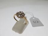 un gros plan d'une bague avec une étiquette posée sur une table