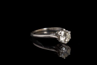 gros plan d'une bague en diamant sur une surface noire