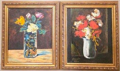 deux tableaux représentant des fleurs dans des vases posés sur une table, avec un mur en arrière-plan