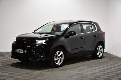 une photo d'une Toyota RAV noire garée dans une pièce