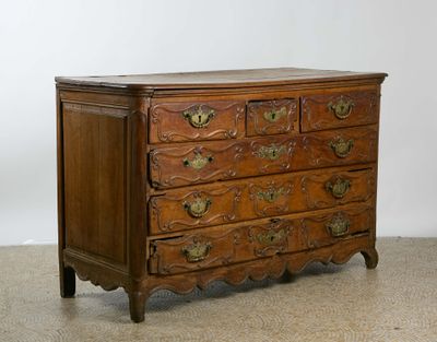 Commode en noyer mouluré. Elle ouvre à 6 tiroirs dont 3 en c…