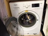 un lave-linge et un sèche-linge dans une petite pièce
