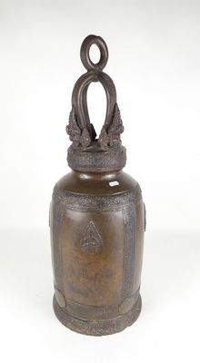 un vieux vase en bronze surmonté d'un oiseau