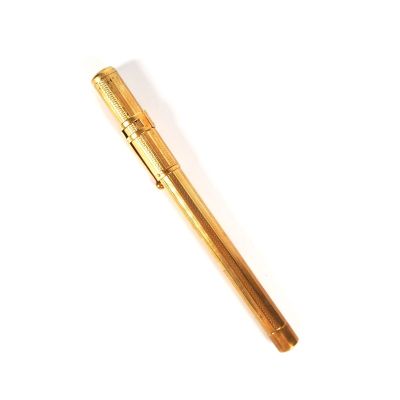 un gros plan d'un stylo sur une surface blanche avec un fond blanc