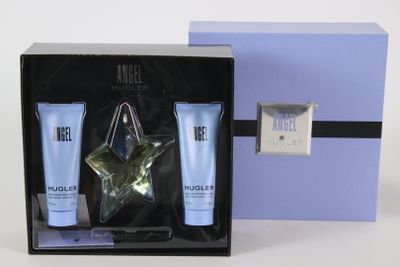 une photo montrant quelques flacons de parfum dans une boîte