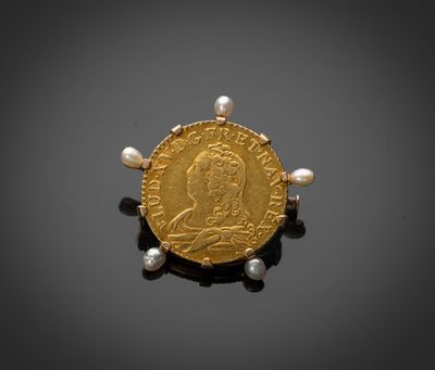 une image représentant une pièce d'or ornée de perles sur un fond noir
