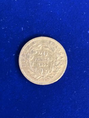 un gros plan d'une pièce de monnaie posée sur une surface bleue