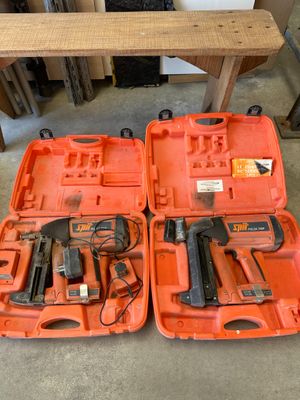 deux valises orange contenant des outils, posées par terre