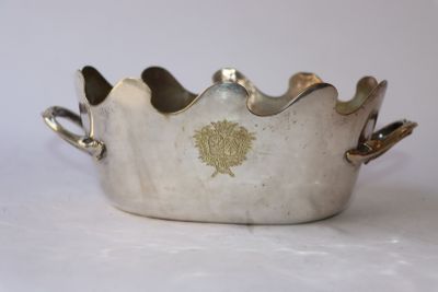 un bol en argent orné d'une feuille d'or