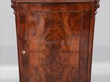une armoire ancienne en bois, dotée de deux tiroirs et d'une porte à l'avant