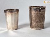 deux tasses posées l'une à côté de l'autre sur une table