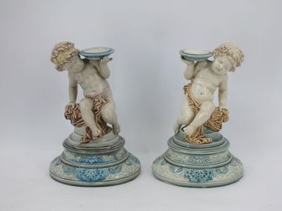 deux statues de chérubins superposées