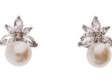 une paire de boucles d'oreilles en perles et diamants
