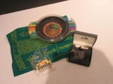 une photo d'une roulette de casino et d'autres objets posés sur une table