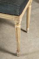 Six chaises en bois naturel peint blanc,, l'assise et le dos… (photo 4)