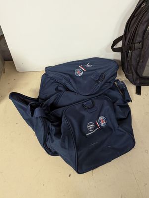 deux sacs posés par terre l'un à côté de l'autre
